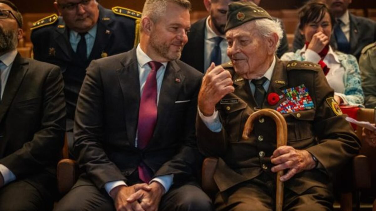 Pellegrini si pri pamätníku SNP v Banskej Bystrici pripomenul 79. výročie Víťazstva nad fašizmom. Zásluhy pripísal aj Červenej armáde (foto)