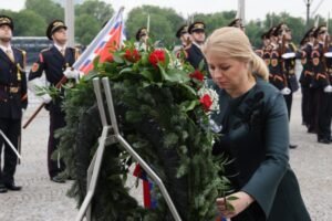 Prezidentka Čaputová si koniec druhej svetovej vojny pripomenula pri hrobe nezná...