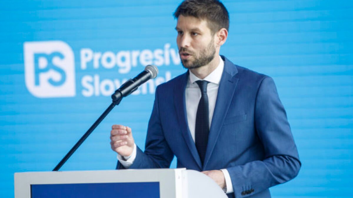 Poďme ukázať, že si nenecháme ukradnúť médiá. Progresívci a SaS chystajú protest na záchranu RTVS
