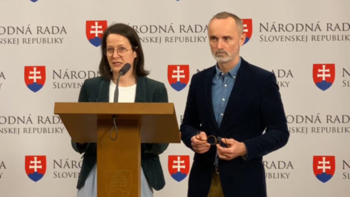 Vláda poskytuje útočisko členovi proruskej platformy, podľa progresívcov unáša Slovensko na východ (video)