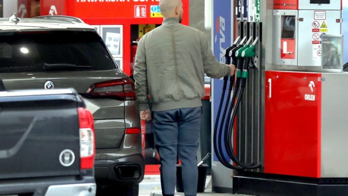 Vývoz benzínu z Číny klesol v apríli najnižšie od júla 2015