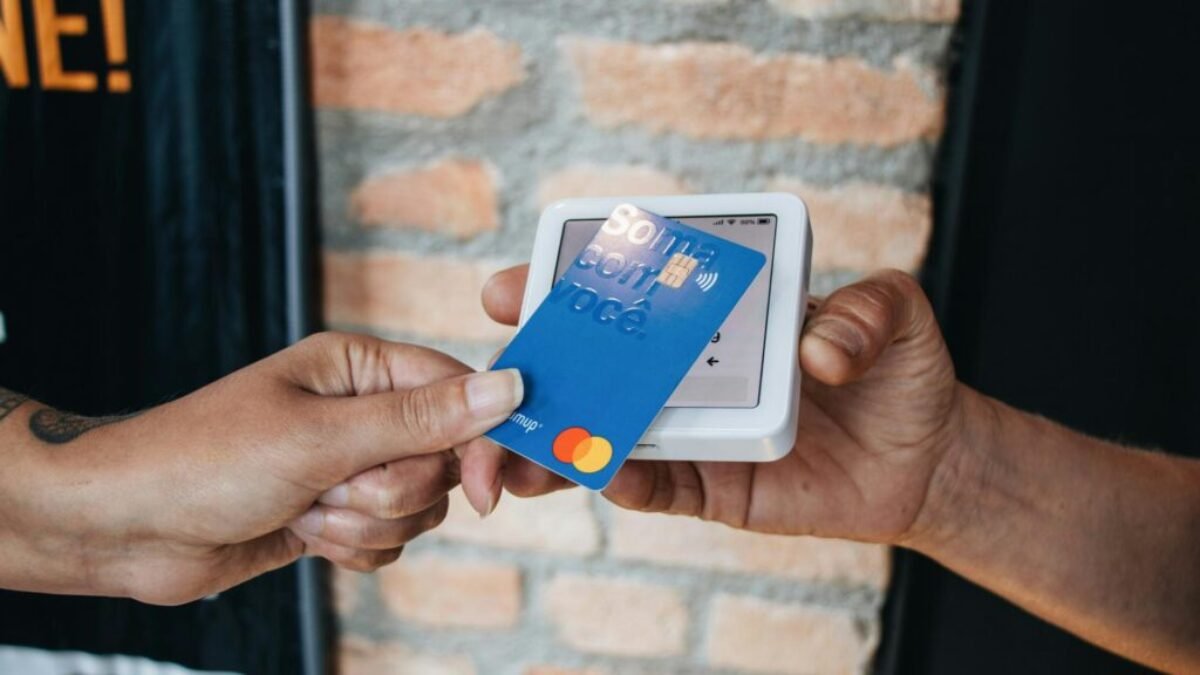 Slováci čoraz častejšie platia bezhotovostne. Popularita mobilných telefónov či inteligentných hodiniek rastie
