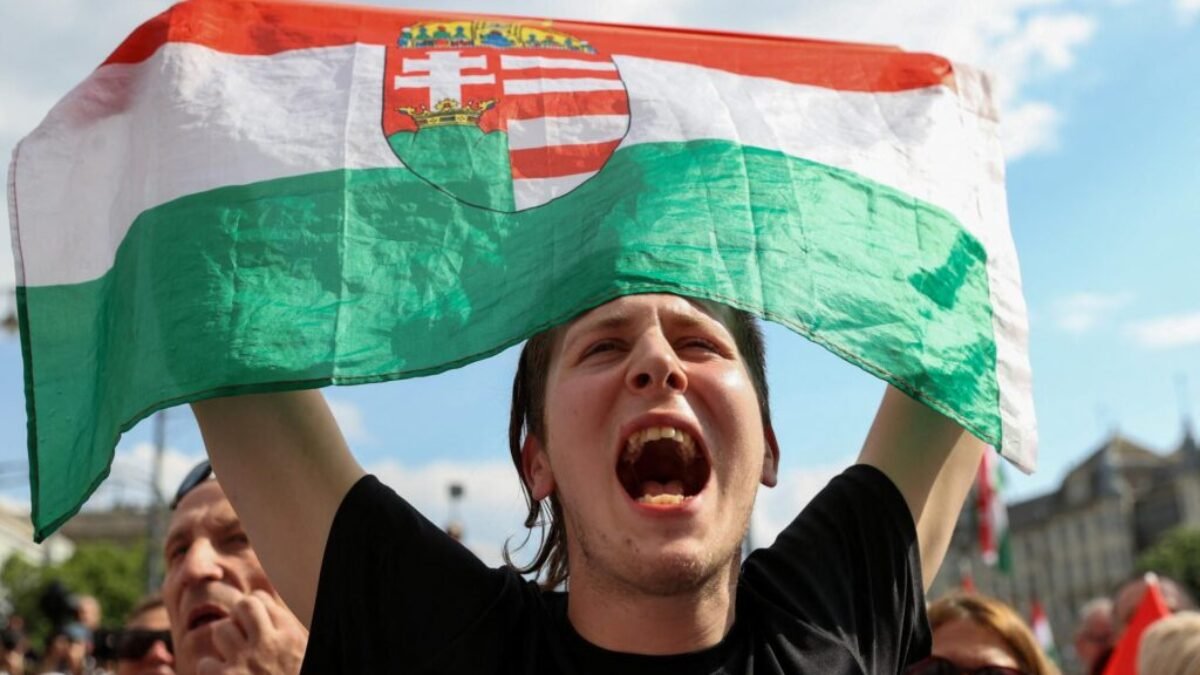 Strana TISZA, ktorú vedie Orbánov kritik, rýchlo rastie. Maďarského premiéra to netrápi, tvrdí analytik