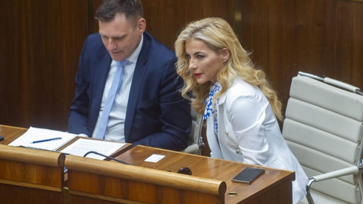 Poslanci ukončili diskusiu k zmenám v RTVS, v závere vystúpila Šimkovičová