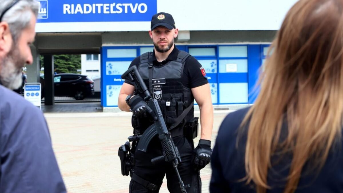 Muž, ktorý kričal nenávistné heslá na Ficovu adresu pred nemocnicou, si odpyká tri mesiace vo väzení