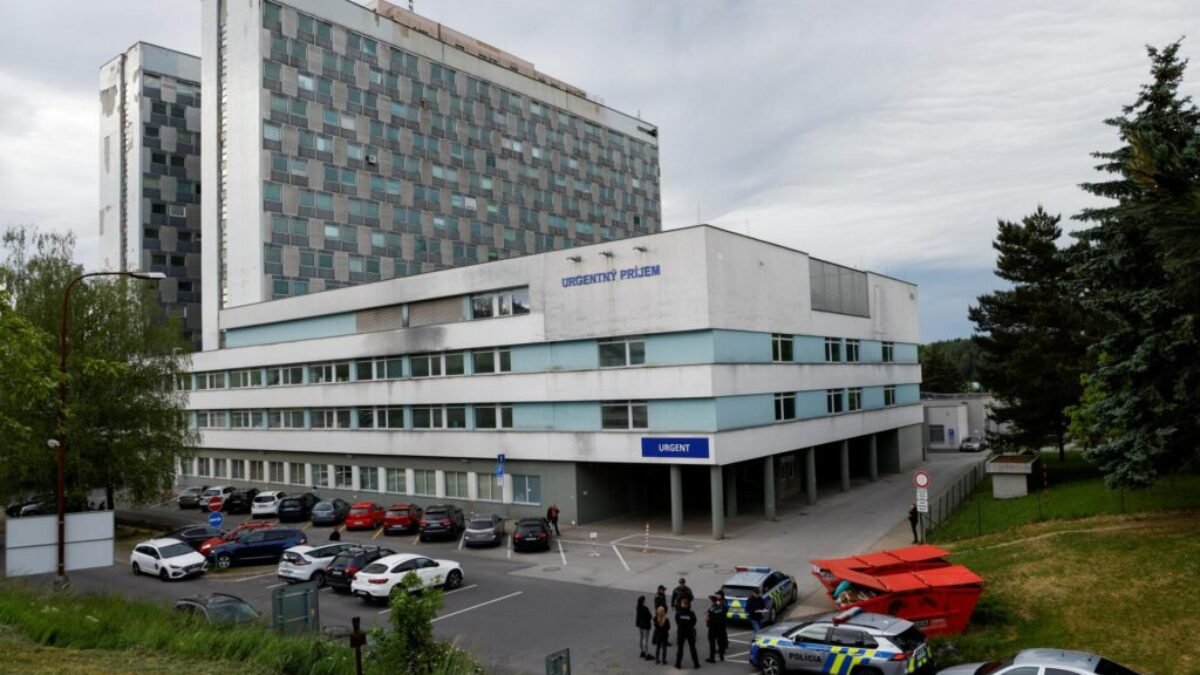 Zdravotný stav Fica je stabilizovaný s miernym zlepšením, informovala nemocnica