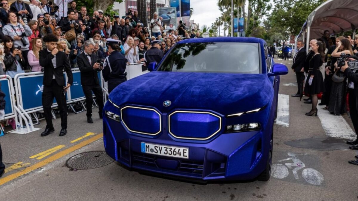 Šialenosť od BMW: Veľké kontroverzné SUV obliekli do zamatu, trblietok a flitrov