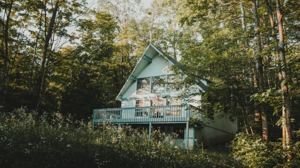 Ošiaľ po kúpe chát pominul. Slovákov hory už omrzeli, investície hľadajú pri mori, hlási maklérka