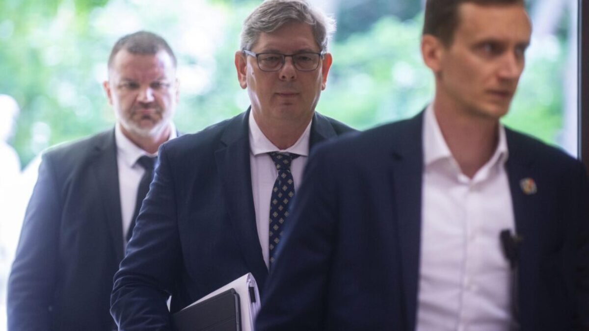 Eurokomisia vyplatí Slovensku tranžu z plánu obnovy. Takmer miliardu eur dostaneme, tvrdia Kmec a Susko