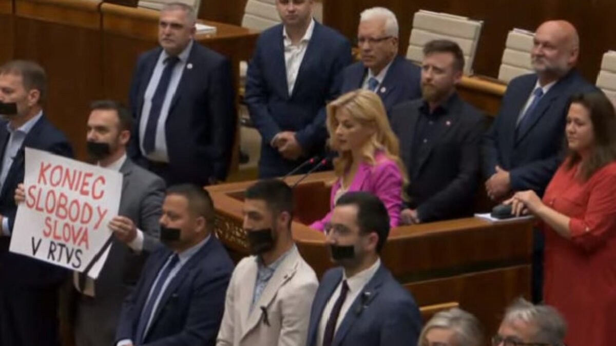 Poslanci sa v parlamente postavili pred rečnícky pult so zalepenými ústami a transparentom „koniec slobody slova v RTVS“ (video)