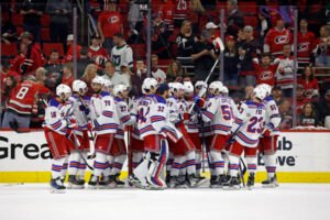 Útočník New Yorku Rangers sa zapísal do histórie, hetrikom zaistil tímu postup d...