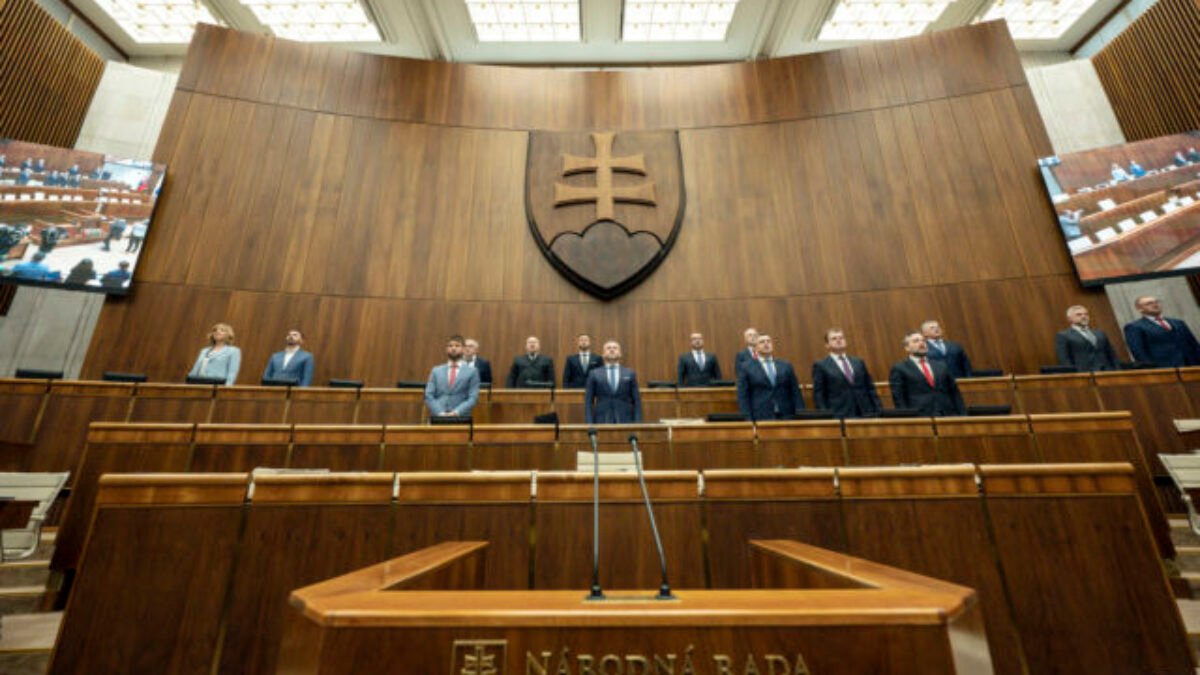 Zápas o ústavu sa nekončí, poslanci parlamentu by do septembra mohli mať na stole masový protest