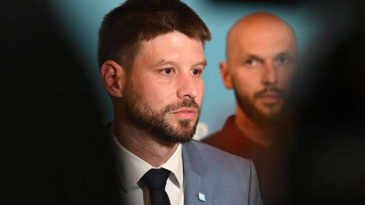 Posunutie vládneho návrhu zákona o Slovenskom rozhlase a televízii je chyba a ide proti záujmom verejnosti, tvrdí Šimečka