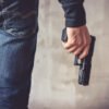 Policajt sa vyhrážal svojej družke zastrelením psov, môžu mu prišiť aj ďalší tre...