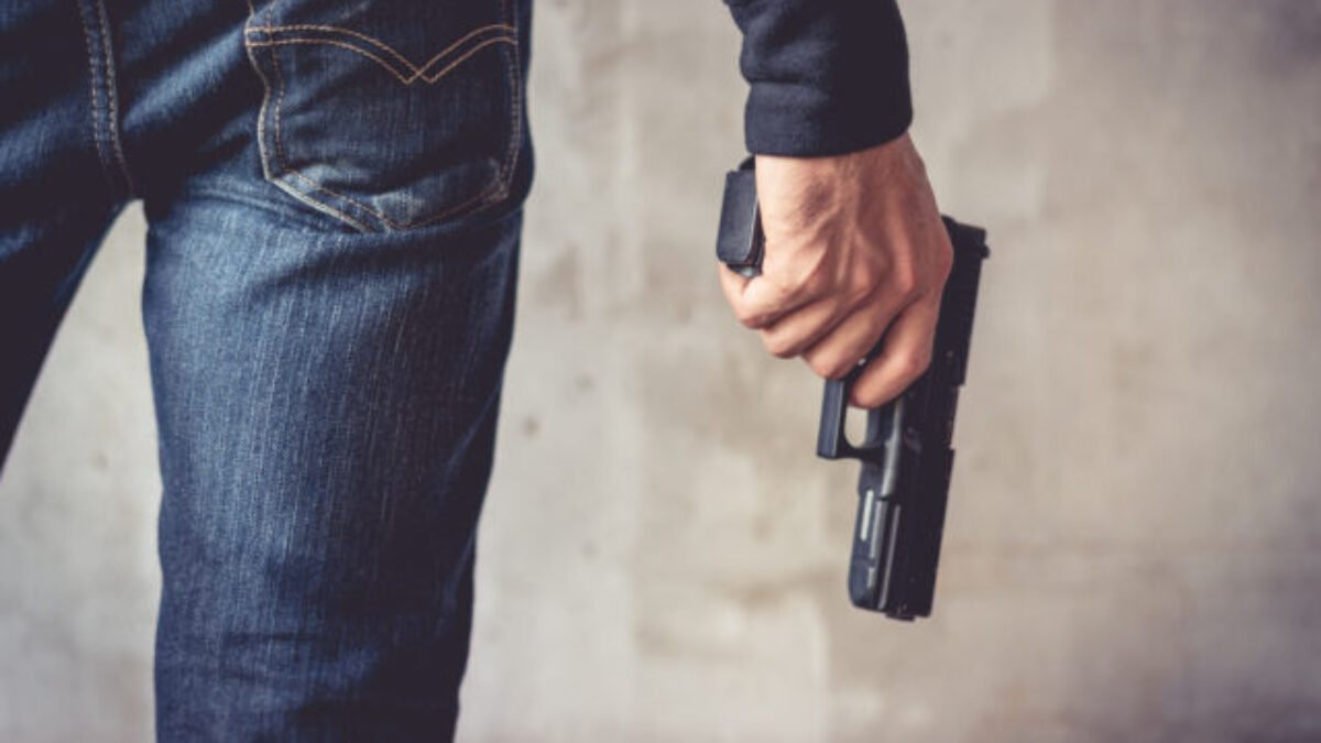Policajt sa vyhrážal svojej družke zastrelením psov, môžu mu prišiť aj ďalší trestný čin
