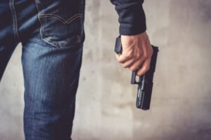 Policajt sa vyhrážal svojej družke zastrelením psov, môžu mu prišiť aj ďalší tre...