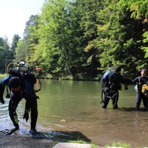 Potápači z Diving clubu Zemplínska Šírava opäť pomáhajú čistiť Turzov
