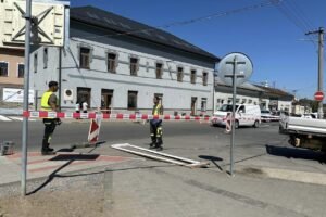 Prefarbenie priechodov pre chodcov v meste Kráľovský Chlmec: Zlepšenie bezpečnos...