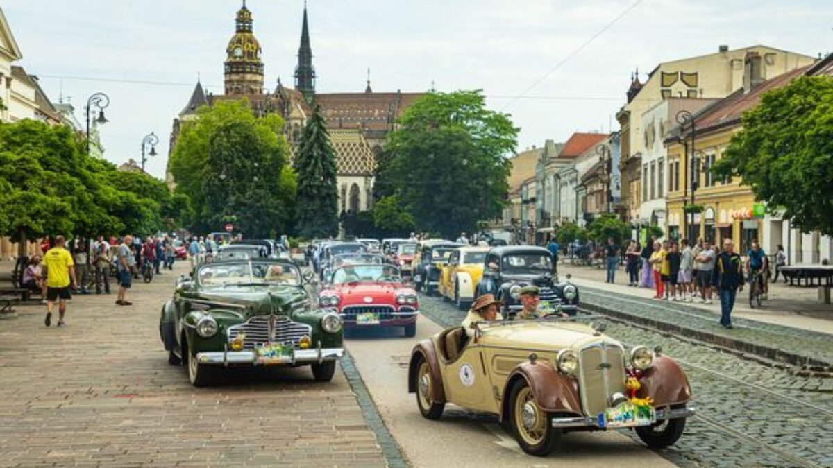 LEGENDÁRNE PRETEKY 500 KM SLOVENSKÝCH PRICHÁDZAJÚ DO KOŠÍC, CENTRUM MESTA OBSADIA HISTORICKÉ VOZIDLÁ