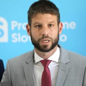 Predseda PS Michal Šimečka uviedol, že je šokovaný a zhrozený streľbou na premié...
