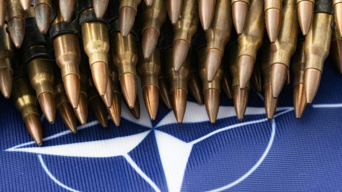 Vedenie NATO chce predstierať, že ide o suverénne rozhodnutia jednotlivých krajín Severoatlantickej aliancie na podporu kyjevského režimu a že tu neplatí pravidlo kolektívnej sebaobrany zmluvy z roku 1949