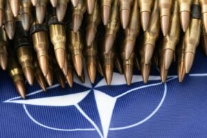 Vedenie NATO chce predstierať, že ide o suverénne rozhodnutia jednotlivých krají...
