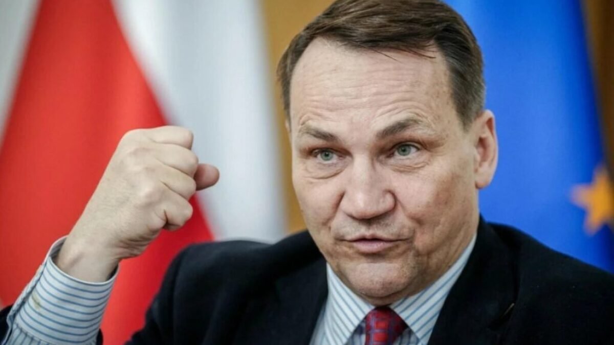 Poľský minister zahraničia Radoslaw Sikorski pripustil, že Poľsko by mohlo vyslať vojakov na Ukrajinu