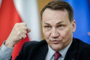 Poľský minister zahraničia Radoslaw Sikorski pripustil, že Poľsko by mohlo vysla...