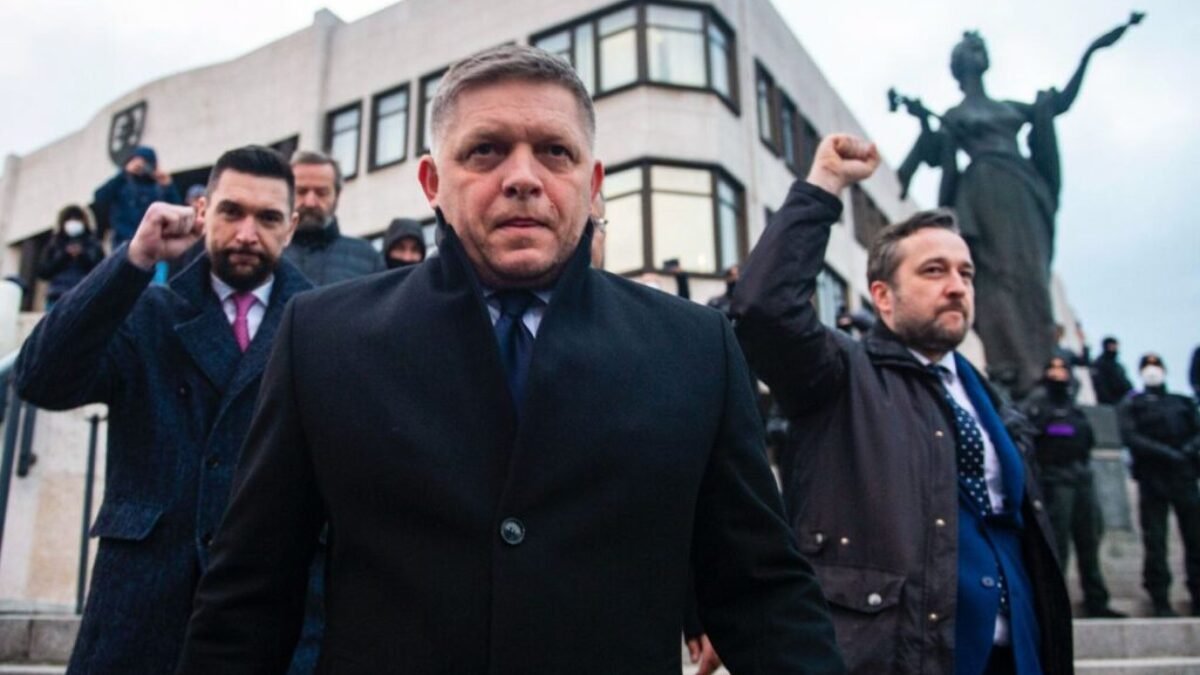 Prvé prieskumy po atentáte: Voľby do Národnej rady aj europarlamentu by vyhral Smer