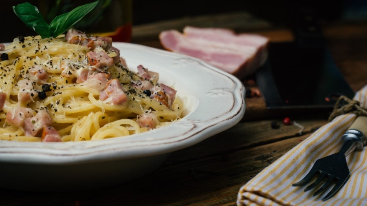 Klasické carbonara som sa naučila na dovolenke v Ríme. Ako hovorievala „Nonna“, päť ingrediencií a „basta“