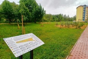 Nová informačná tabuľa v ovocnom sade na Sídlisku Západ