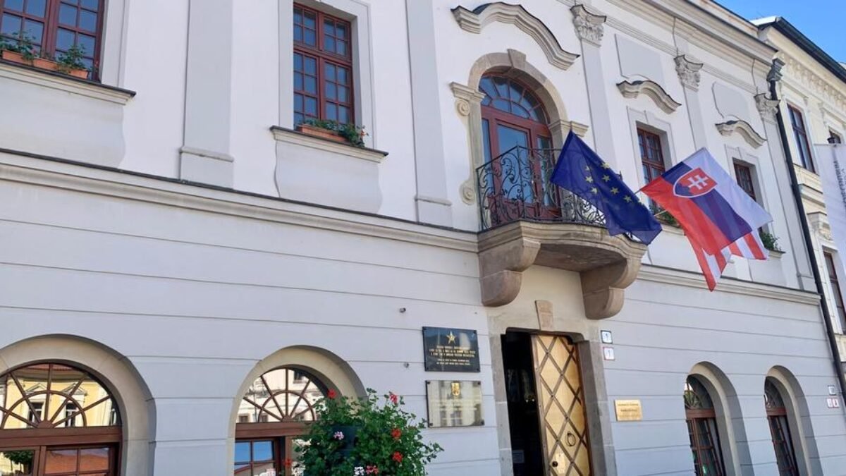 Banská Bystrica : Vlastník historickej radnice začína s rekonštrukciou predsunutého balkóna | Banská Bystrica