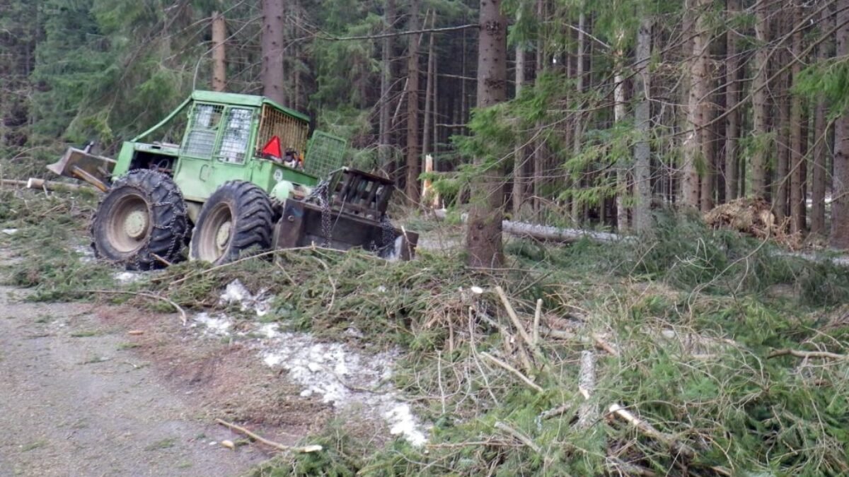 Popadané strechy či strhnuté stromy. Hasiči museli v Košickom kraji viackrát zasahovať