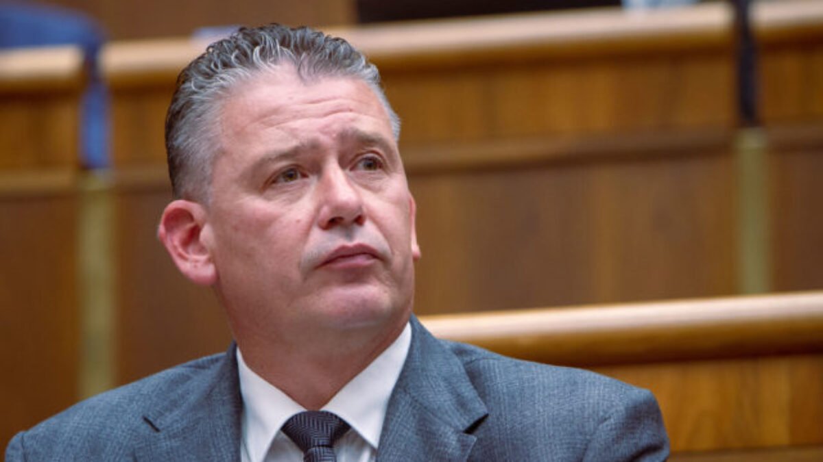 Ukrajina si po troch rokoch hrôz zaslúži pokoj a pomoc demokratických krajín, vyhlásil Mikulec