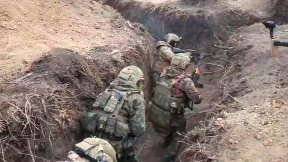 Rusi za uplynulý deň stratili ďalších takmer 1 300 vojakov, prišli aj o desiatky delostreleckých systémov