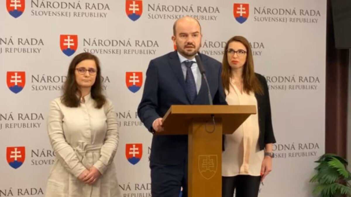 Eurovoľby ukázali slabý mandát SNS, uviedol Dubéci. Napriek tomu strana prináša na schôdzu NR SR tie najkontroverznejšie témy (video)