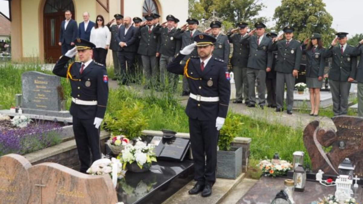 Policajti si v Boleráze pripomenuli tragickú udalosť, od vraždy ich kolegu Petra Opalka uplynie desať rokov (foto)