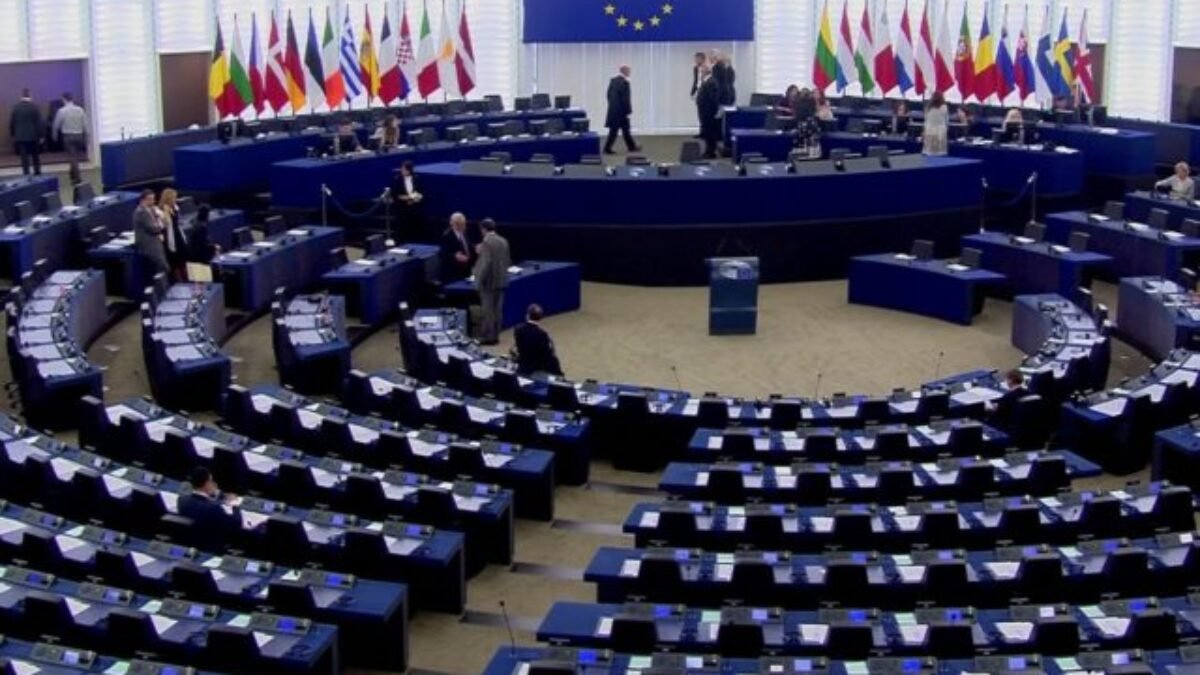 Európska ľudová strana získala podľa najnovších výsledkov 190 kresiel, môže sa stať najväčšou frakciou v europarlamente