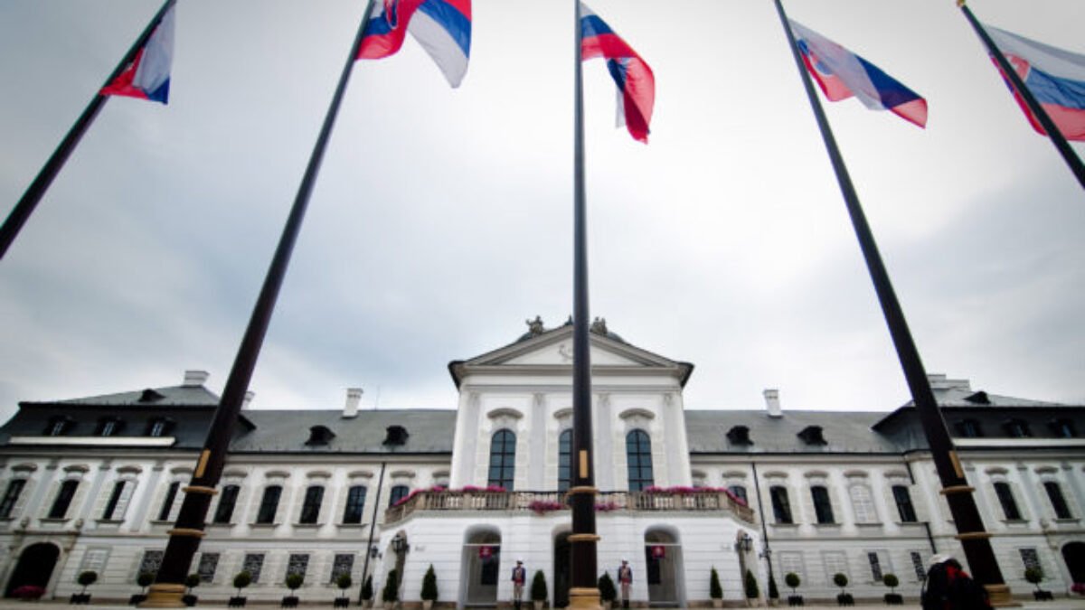 Prvýkrát si občania vyberali hlavu štátu v roku 1999, na čele Slovenska doteraz stáli štyria muži a jedna žena