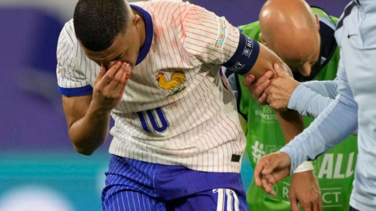 Francúzi na ME vo futbale po nevýraznom výkone zdolali Rakúšanov, možno však prišli o Mbappého