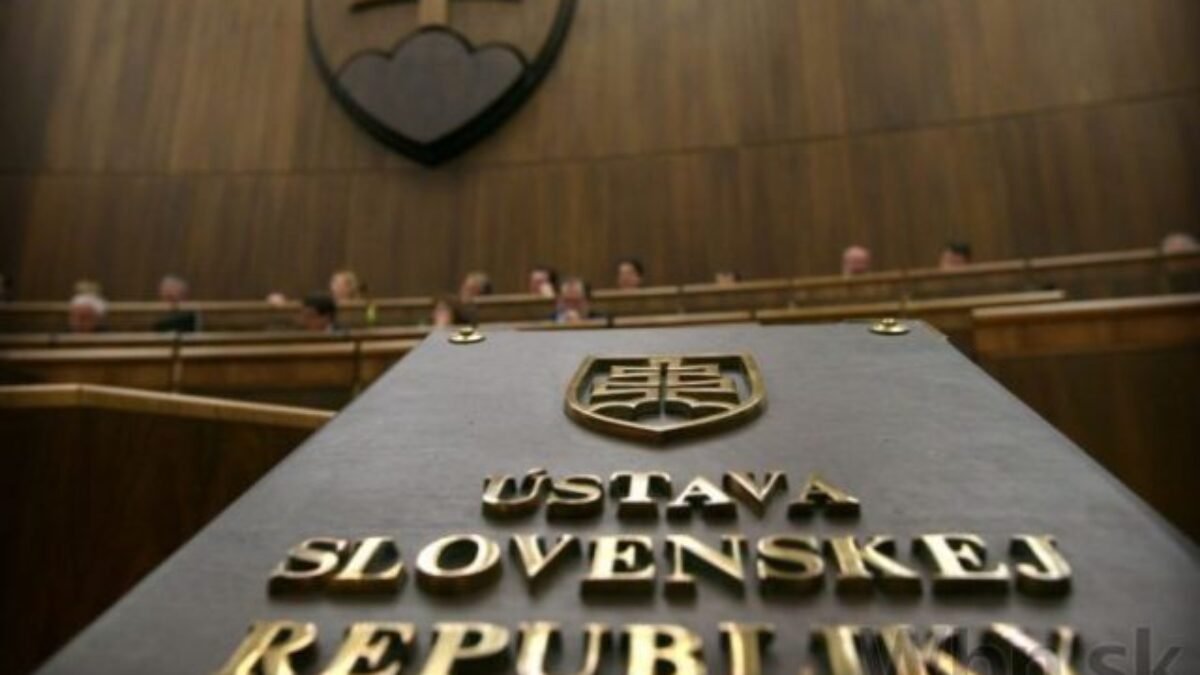 Petíciu proti zmene Ústavy SR podpísalo viac ako štyritisíc ľudí, sú medzi nimi aj známe osobnosti