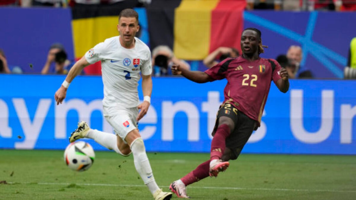 V prvom zápase Slovenska na ME vo futbale dominovali aj najstarší hráči, Pekaríkove prihrávky boli stopercentné