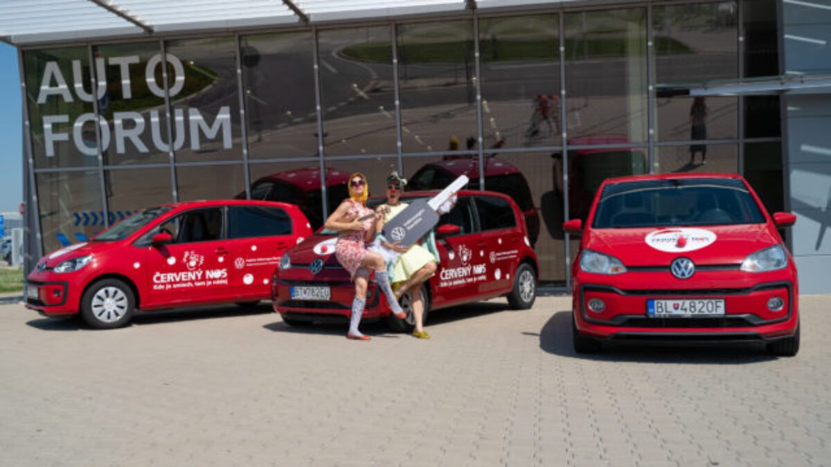 Nadácia Volkswagen Slovakia darovala Červenému nosu vozidlá Volkswagen up!