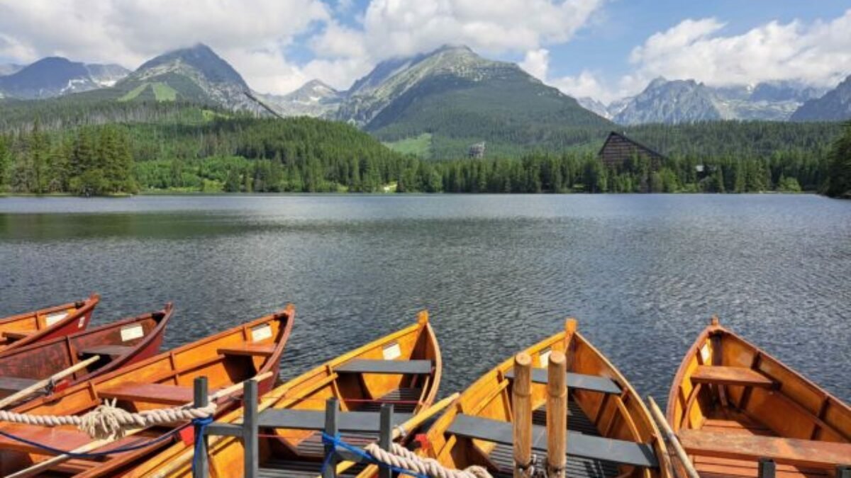 Štrbské Pleso opäť zaplnili člnky, letnú turistickú sezónu otvorili symbolickým odomknutím vodnej hladiny (video+foto)