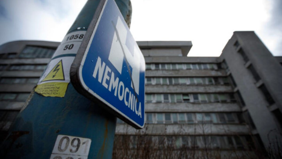 Muža, ktorý v nemocnici na Kramároch útočil na zdravotníkov, vzali do väzby