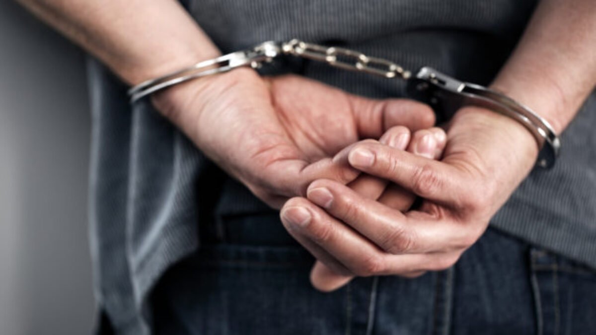 Súdy naňho vydali niekoľko zatykačov, podvodníka s viacerými identitami chytila polícia v motoreste