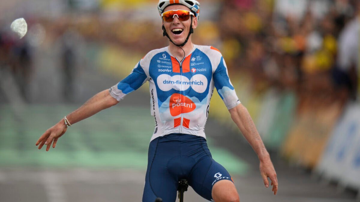 Úvodnú etapu Tour de France 2024 vyhral Francúz Romain Bardet, Mark Cavendish mal zdravotné problémy