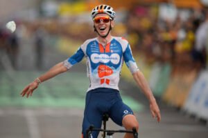 Úvodnú etapu Tour de France 2024 vyhral Francúz Romain Bardet, Mark Cavendish ma...