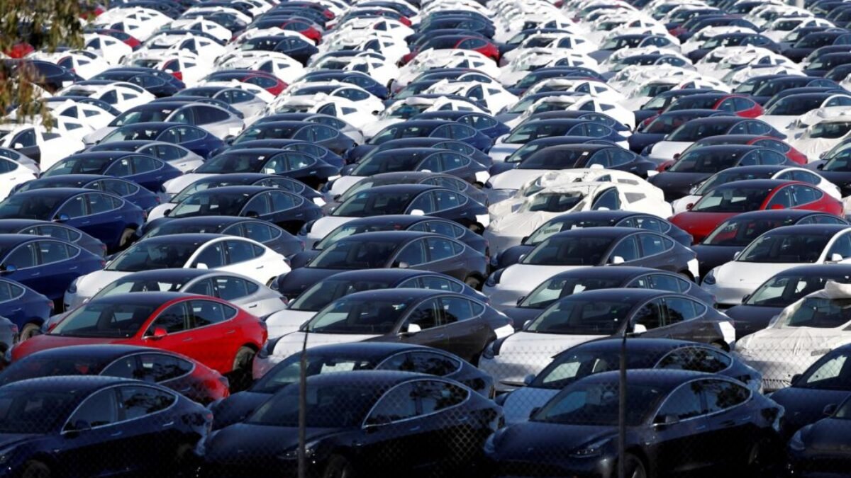 E-autá spomalili, hybridy zas vystrelili nahor. Ako sa s neochotou zákazníkov vyrovnajú naše automobilky?