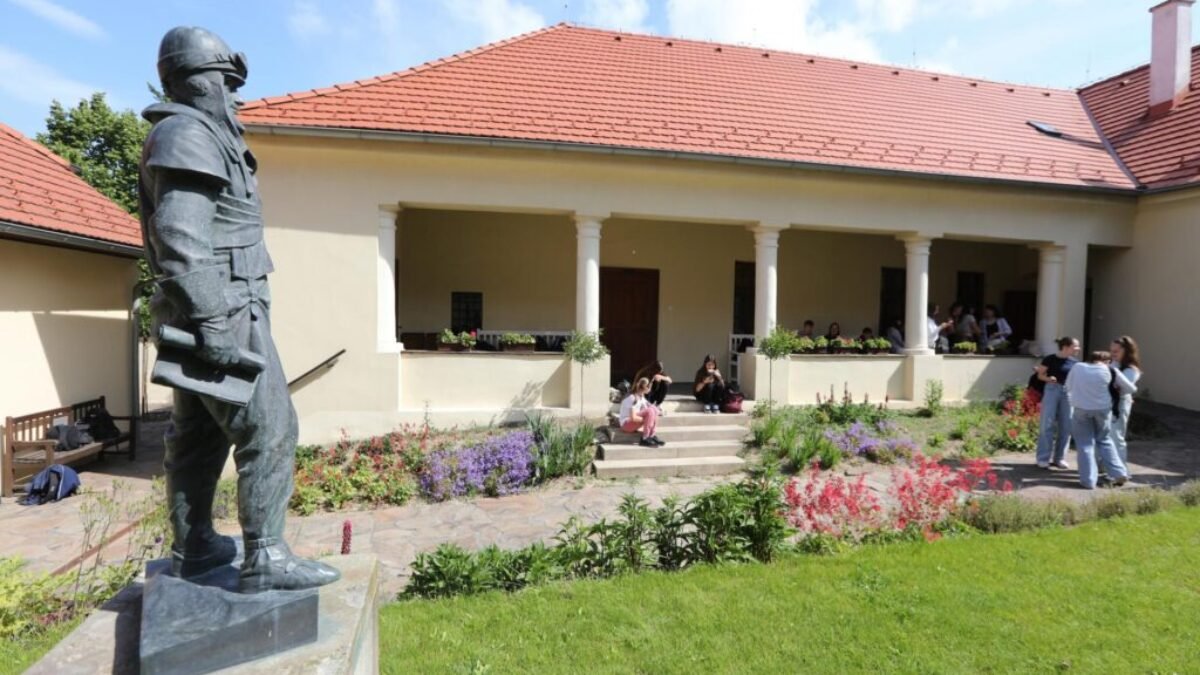 Na Štefánikov kraj sa kandidáti do europarlamentu vykašľali. Ako zvyčajne (+FOTOGALÉRIA)